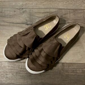 J&C brown ruffled sneakers Size: 7 EUC